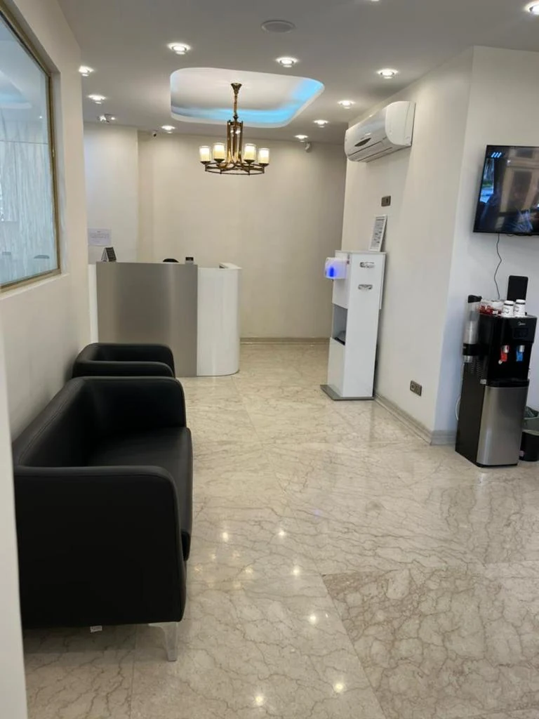 فضای انتظار مراجعان و آب‌سردکن کلینیک روما